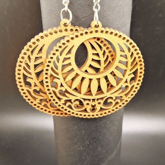 ROUND ornament style wood boho earrings - Picture 4 of 5